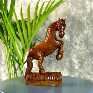 Escultura de Caballo de Madera Hecha a Mano, Figura de Animal Tallada, Diseño Tradicional, Decoración de Mesa, Adorno para Sala de Estar - Product Image 1