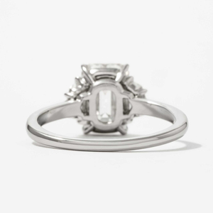 Bague de fiançailles de créateur en or blanc 4K avec trois diamants de 3,00 carats taille émeraude VVS+ cultivés en laboratoire, sertis à griffes, certifiée IGI - Product Image 4
