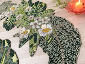 Chemin de table perlé fait main en tissu, motif floral bohème, forme irrégulière, vert et blanc, tapis décoratif - Product Image 3