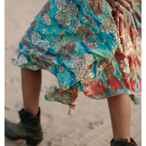 Vestido Maxi Bohemio Floral de Calidad Premium con Cuello Halter, Sin Mangas, Ajuste Regular, Dobladillo Asimétrico, Lentejuelas Hechas a Mano, Estilo Casual Otoñal con Lazo Cruzado - Product Image 4