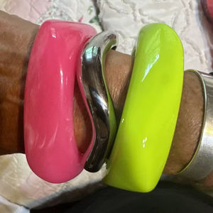 Brazalete de acrílico rosa neón y verde, brazalete grueso con forma de onda, joyería de resina sintética para mujer, pulsera de moda para fiestas y festivales - Product Image 1