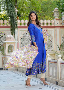 ชุดคุर्ติอานาร์กาลีผ้าเรยอนสีน้ำเงินพิมพ์ลายดอกไม้สำหรับผู้หญิง พร้อมผ้าคลุมไหล่ คอทรงกลม แขนสามส่วน ดีไซน์สไตล์ชาติพันธุ์ทั่วโลก - Product Image 2