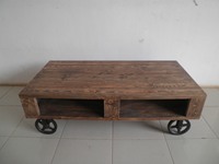 Table basse en bois de pin avec finition hydrofuge, roulettes métalliques, design industriel, rangement, mobilier moderne pour salon d'appartement