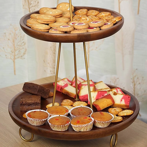 Soporte para pasteles de dos niveles hecho a mano con madera y metal, base de madera de nogal y marco dorado mate, perfecto para servir cupcakes y pasteles. - Product Image 1