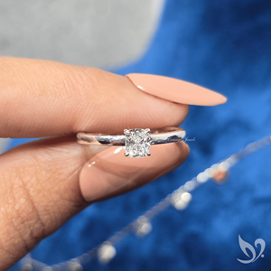 Anillo de compromiso solitario con halo oculto de diamante de laboratorio de 0.5 ct, corte cojín alargado, certificado IGI, en oro blanco de 10K - Product Image 4