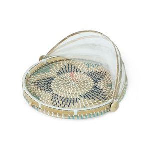 Plateau de service décoratif en jonc de mer tressé à la main avec couvercle en maille, motif tropical pour la restauration - Product Image 1