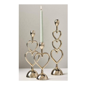 Candelabro de Aluminio Dorado con Triple Corazón, Portavelas Romántico de Metal, Centro de Mesa para Bodas - Product Image 1