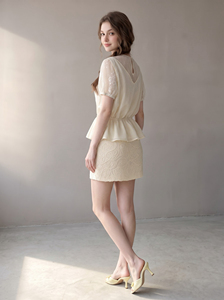 Minifalda de encaje color crema de cintura alta para mujer, diseño ODM OEM, con cintura de satén en contraste, estilo retro francés, elegante para verano, VIVIEN - Product Image 4