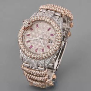 Reloj de pulsera de lujo con diamantes, caja de plata y oro rosa, bisel con gemas alternadas, marcadores de hora rosas, corona azul y brazalete decorado. - Product Image 5