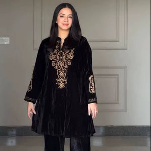 Traje de terciopelo TOP PLAZZO con bordado - Product Image 1