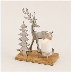 Portavelas de metal plateado hecho a mano con forma de reno y árbol de Navidad, con base de madera natural para centros de mesa navideños. - Product Image 3