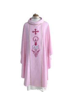ชุดบาทหลวงสีชมพูพาสเทล ผ้าโพลีเอสเตอร์ ปักลายทอง พร้อมผ้าคลุมไหล่ สวมใส่สบาย นุ่ม ทุกฤดู - Product Image 3