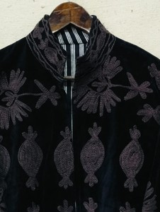 Chaqueta de Mujer Bordada a Mano en Terciopelo con Cuello Mandarín, Estampado Floral y Manga Larga para Otoño - Product Image 3