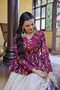 Blusa de diseñador para boda con lentejuelas y bordados, y lehenga con lentejuelas, bordados Zari y adornos de espejo. - Product Image 6