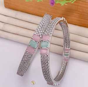 Brazalete de Latón de Primera Calidad con Opción de Grabado Personalizado para Regalos Corporativos y Accesorio de Moda Disponible para la Venta - Product Image 1