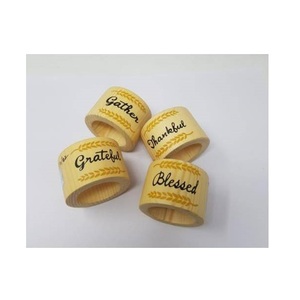 Lots de bagues de serviette en bois modernes gravées avec des mots inspirants pour mariage, écologiques et durables - Product Image 1