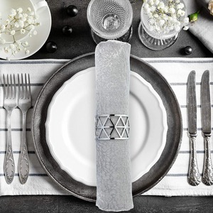 ที่ใส่ผ้าเช็ดปากลายสามเหลี่ยมโลหะสีเงินพรีเมียม สำหรับงานเลี้ยงอาหารค่ำอย่างเป็นทางการ  แหวนผ้าเช็ดปากลายฉลุเรขาคณิตสีเงินตกแต่ง - Product Image 1
