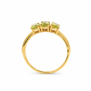 Anillo de Plata de Ley 925 con Tres Peridotos Ovalados y Banda en Forma de V, Chapado en Oro de 1 Micrón y Rodio - Product Image 3