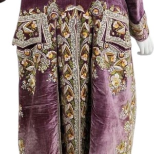 Este es un traje de corte francés bordado en terciopelo de seda y policromo, de unos 1810. - Product Image 4