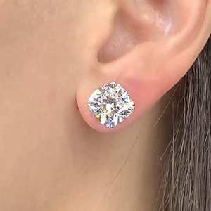 Boucles d'oreilles élégantes en grappe de diamants plaqué or, diamants de laboratoire taille Asscher, bijoux de luxe pour mariage avec fermoir push-back - Product Image 2