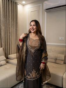 Costume traditionnel indien pakistanais pour femmes, en polyester brodé, longueur au sol, avec motif floral, coupe classique, pour mariage - Product Image 2