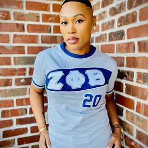 เสื้อยืดเซต้า ฟิ เบต้าสีเทาพรีเมี่ยม ปักตัวอักษรกรีกสีน้ำเงิน เสื้อยืดผู้หญิงทรงสปอร์ตสวมใส่สบาย - Product Image 2