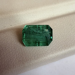 Émeraude naturelle de qualité supérieure du Zambie, 1,93 carat, vert intense, pierre facettée non montée pour la fabrication de bijoux - Product Image 3