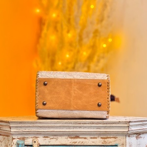 Bolso de Lujo Impermeable de Piel Genuina y Poliéster Ligero con Cremallera Única, Diseño Floral y de Letras, Portátil y de Gran Capacidad, de Venus Leathers - Product Image 3