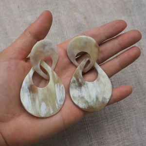 Boucles d'oreilles classiques et tendance asymétriques en corne de veau, motif géométrique, perle principale, pour mariages et soirées - Product Image 1