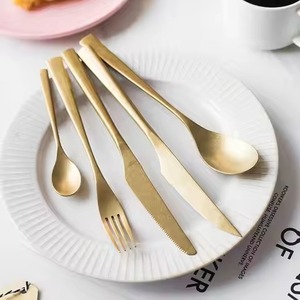 Ensemble de couverts de luxe en métal avec manche en laiton, cuillère, fourchette et couteau en acier inoxydable, vaisselle durable et élégante - Product Image 4