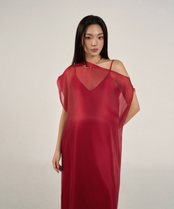 Robe décontractée droite et ample en voile d'organza de soie rouge de luxe, asymétrique à l'épaule, style minimaliste élégant, fabriquée au Vietnam (ODM/OEM) - Product Image 3