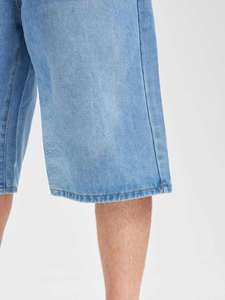 Shorts de mezclilla para hombre, azul claro, estilo oversized, holgados, estilo skate, hip hop, streetwear, estética urbana, silueta larga tipo capri - Product Image 6