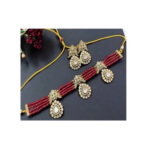 Magnifique ensemble collier et boucles d'oreilles en laiton plaqué or de qualité supérieure, orné de perles et de pierres Moissanite Kundan, idéal pour les mariages, pour femmes. - Product Image 2