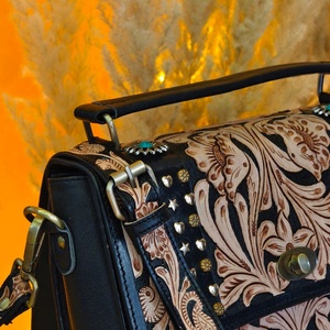 Bolso Bandolera Compacto de Cuero Genuino con Patrón Floral y Letras Hecho a Mano Estilo Western de Venus Leathers, de Gran Venta para Mujer - Product Image 5