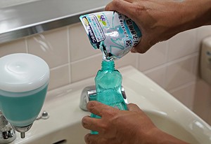Taiwan hot selling Minty blueberry scent <b>Foaming</b> Glasses <b>Cleaner</b> Refill Suitable for Daily glasses cleaning - Product Image 5