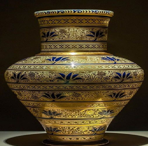 Vase marron exquis orné de motifs en filigrane doré complexes et de poignées classiques, disponible à prix de gros. - Product Image 4