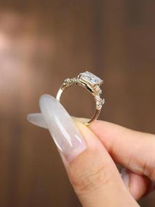 Anillo de compromiso Princess Diamond en oro amarillo con diamantes redondos como detalles laterales, anillo de lujo elegante, regalo de lujo para ella. - Product Image 4
