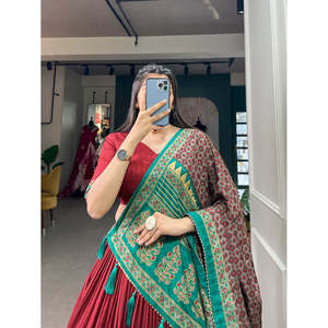 Atractivo rojo Tussar seda y estampado Lehenga Choli con Dupatta - Product Image 1