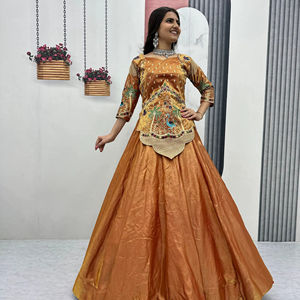 Conjunto de Lehenga Choli de Seda Pura con Bordado de Hilo de Satén y Lentejuelas - Product Image 1