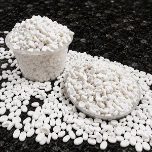 Meilleur prix, produit phare : Granulés de carbonate de calcium (masterbatch) en forme de remplissage, couleur blanc naturel, matière première pour bidons. - Product Image 1