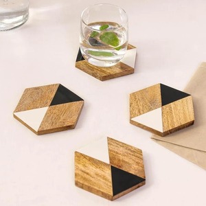 Posavasos Cuadrados Modernos de Madera con Diseño Geométrico en Blanco y Negro, Duraderos, Ecológicos y Antideslizantes para Decoración de Mesa - Product Image 1