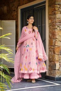 Robe de soirée en georgette à motifs floraux multicolores, broderie de créateur et travail de codage, avec bas et dupatta assortis - Product Image 2
