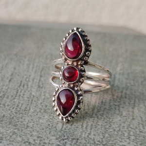 Bague en argent 925 plaqué argent vintage avec trois pierres grenats, sertie en clos, forme goutte d'eau, tendance, pour femme, mariage, usage quotidien - Product Image 3