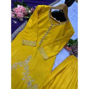 Hermoso Conjunto de Fiesta de Satén con Top y Pantalón y Dupatta de Diseño, Manga Tres Cuartos - Product Image 4