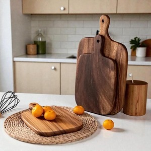 Tabla de cortar de madera gruesa que proporciona una estabilidad adicional durante las tareas de corte, útil para el trabajo culinario profesional. - Product Image 5