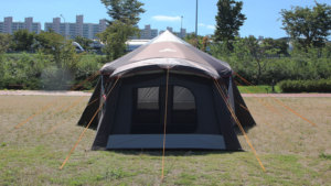 เต็นท์ CHAMPION(A) รุ่น Extended Camping Tent สำหรับ 4 คน ใช้ได้ทุกฤดู มีห้องนอน 1 ห้อง ห้องนั่งเล่น 1 ห้อง พื้นที่กว้างขวาง เหมาะสำหรับการตั้งแคมป์กลางแจ้งสำหรับครอบครัว - Product Image 2