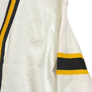 Crea tus propios diseños de logotipos personalizados en suéteres tipo cárdigan unisex de acrílico con letras bordadas y tejidos para hermandades y fraternidades. - Product Image 4