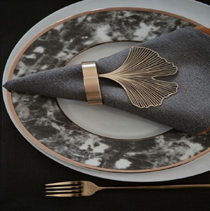 Ces anneaux en feuilles de ginkgo dorés mats offrent une touche sophistiquée et organique aux textiles. Stock disponible à prix de gros. - Product Image 4