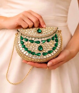 กระเป๋าคลัทช์งานแต่งงานประดับทองคำเปลวแบบ Kundan รุ่นล่าสุด ดีไซน์หรูหรา ทำมือ แฟชั่นสำหรับงานเลี้ยง งานแต่งงาน และโอกาสพิเศษ - Product Image 3