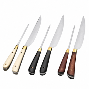 Juego de Seis Cuchillos para Trinchar Carne con Hojas Plateadas, Mangos Negros y Marrones Naturales, y Embellecedores Dorados para Preparación de Alimentos en la Cocina - Product Image 1